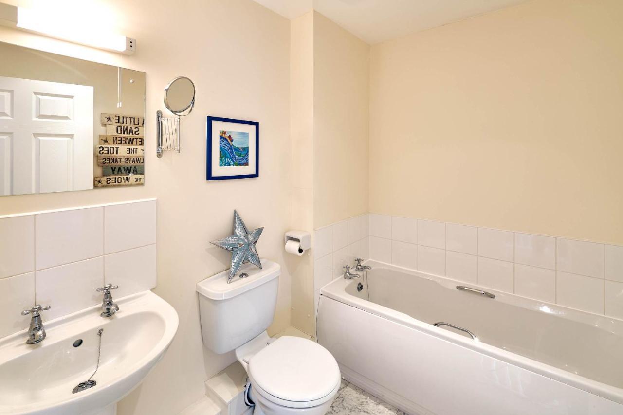Host & Stay - The Scuttlebutt Townhouse Whitby Buitenkant foto